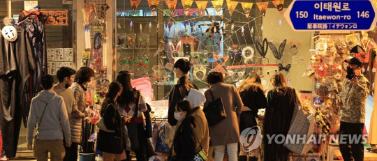 지난해 10월 28일 '핼러윈 데이'(10월 31일)를 앞두고 서울 용산구 이태원역 인근에서 시민들이 핼러윈 데이 용품을 살펴보고 있다. 연합뉴스